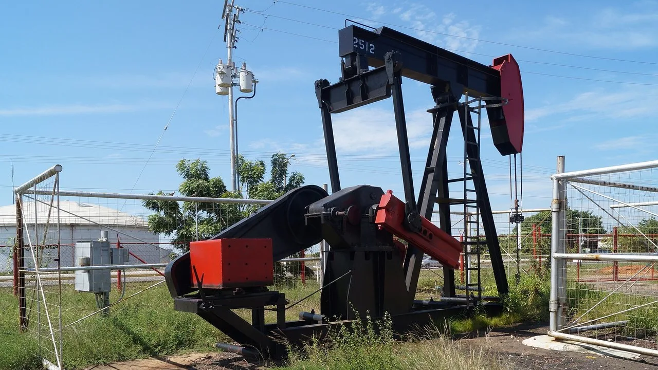 Нефть Brent дешевеет к 102 $ на ожиданиях переговоров США и Ирана