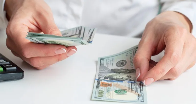 ЦБ установил курсы на 2 октября: доллар около 83 ₽