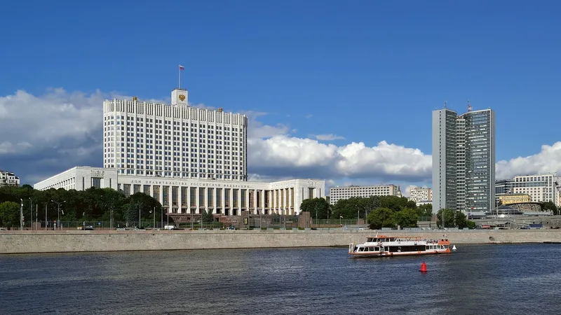 Правительство удвоит оклады вспомогательного персонала госорганов