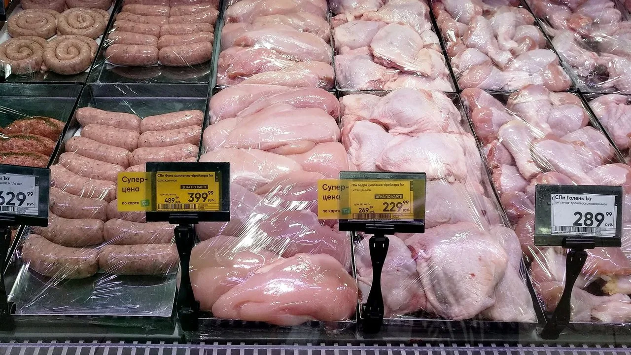 ЦБ: россияне в сентябре чаще жаловались на подорожание мяса, кофе и колбасы
